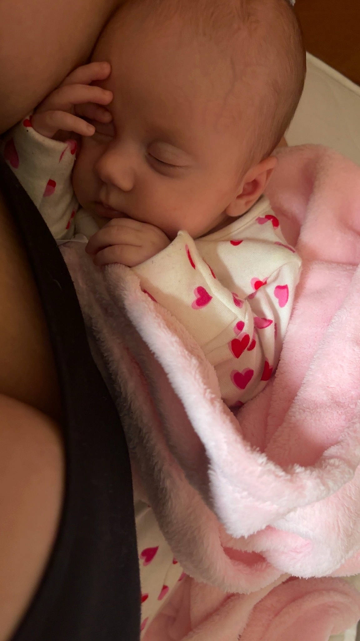 Kailly participe au concours pour gagner de l'argent avec cette photo : baby, cheek, chin, ear, eye, eyelash, face, facial_expression, finger, gesture, hand, head, human_body, jaw, lip, mouth, neck, nose, organ, person