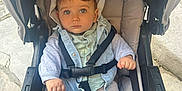 Hugo a rejoint le concours — aidez-le/la à gagner de superbes lots ! accessories, baby, city, clothing, coat, face, hat, head, jacket, jeans, pants, person, photography, portrait, road, strap, street, stroller, sunglasses, urban