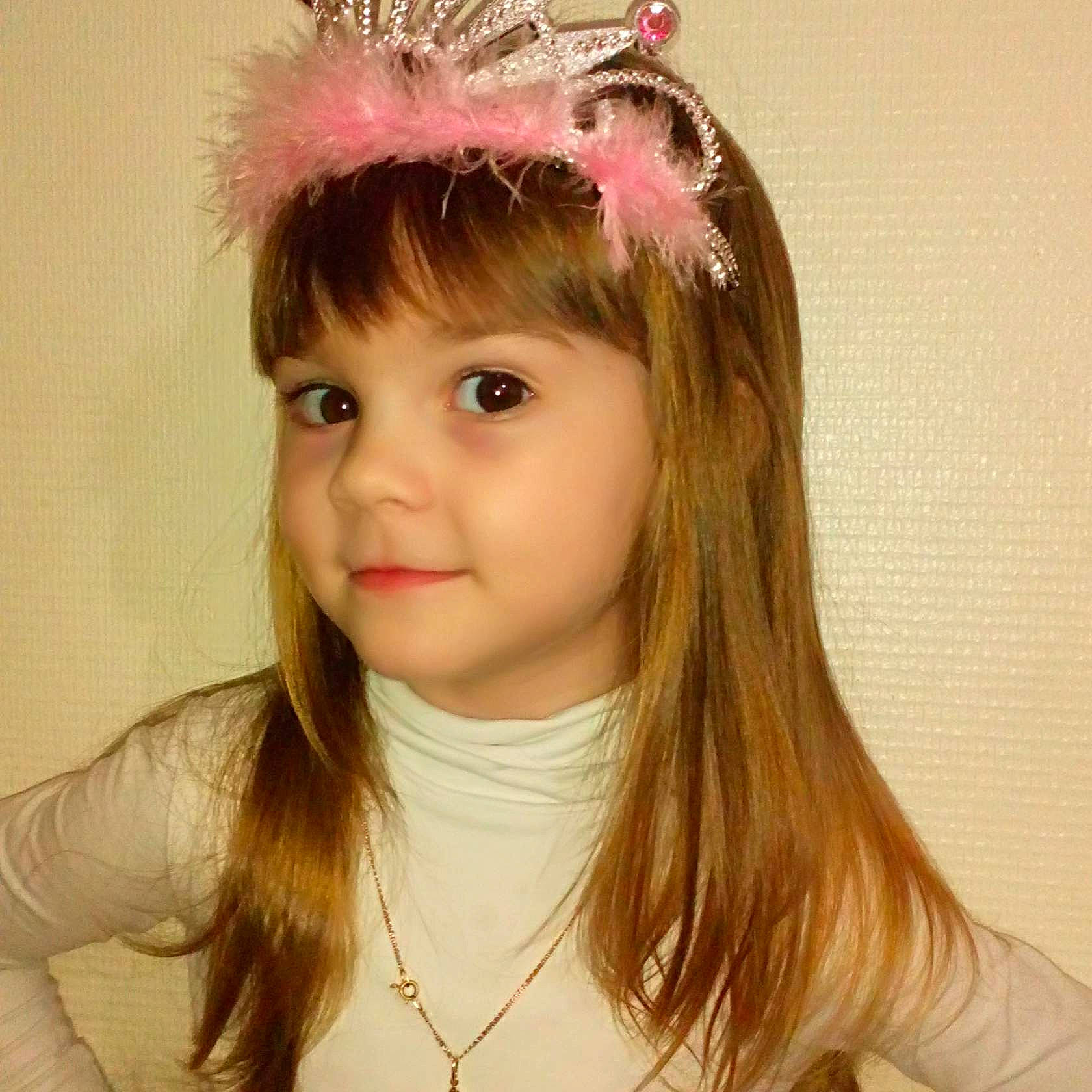 Amelia participe au concours pour gagner de l'argent avec cette photo : blond, brown_hair, child, child_model, crown, ear, face, fashion_accessory, forehead, fur, hair, hair_accessory, hair_coloring, hairstyle, head, headband, headgear, headpiece, joy, long_hair