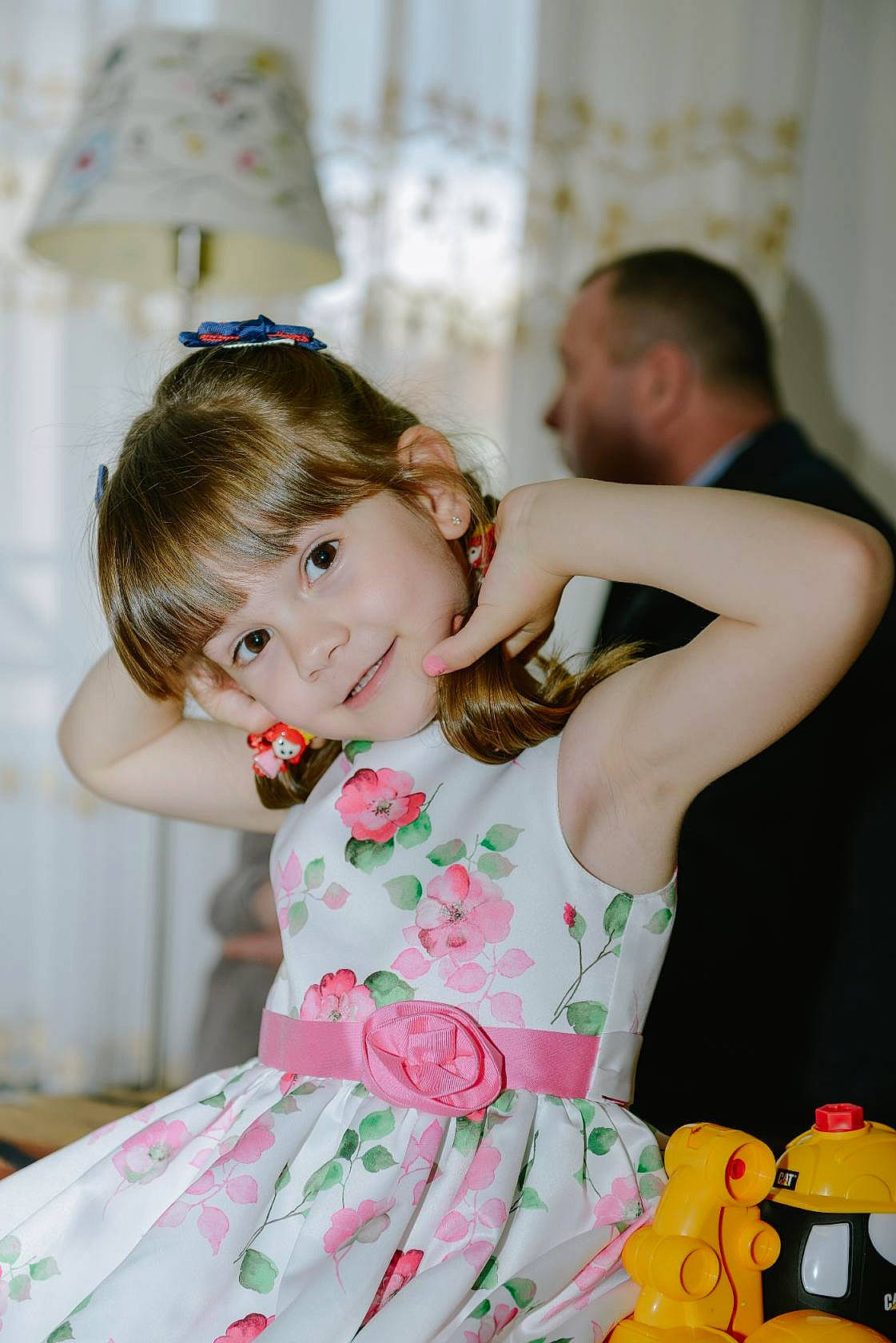 Amelia a rejoint le concours — aidez-le/la à gagner de superbes lots ! child, dress, joy, party, person, pink, toddler, yellow