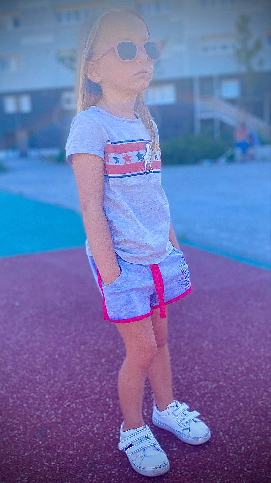 Lina participe au concours pour gagner de l'argent avec cette photo : azure, blue, electric_blue, eyewear, happy, knee, lip, magenta, neck, person, pink, shorts, shoulder, sleeve, standing, sunglasses, t_shirt, thigh, vision_care, waist