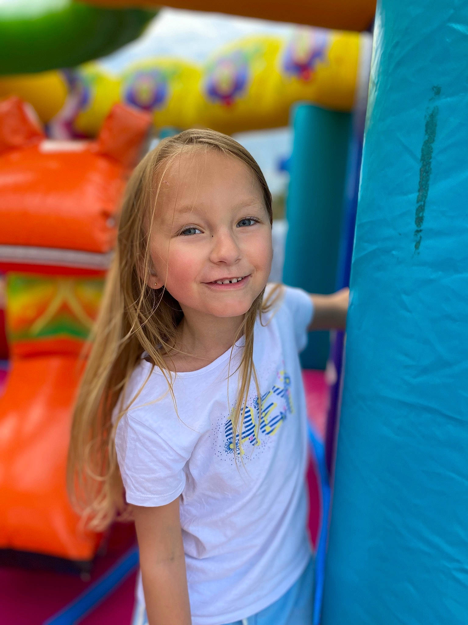 Lina participe au concours pour gagner de l'argent avec cette photo : blue, city, eye, face, facial_expression, fun, grass, hairstyle, happy, head, joy, leisure, outdoor_play_equipment, person, photograph, playground, public_space, recreation, smile, t_shirt