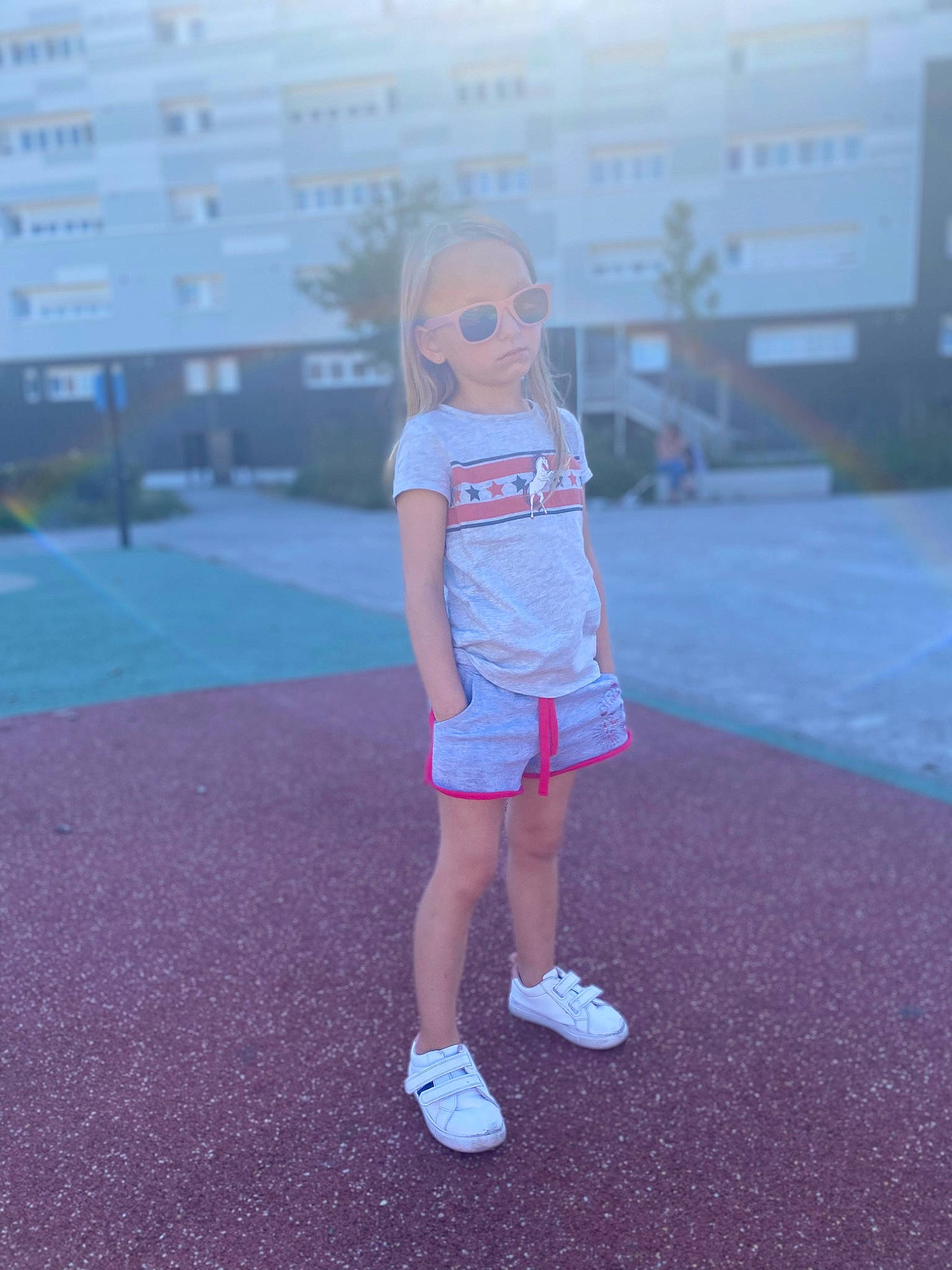 Lina a rejoint le concours — aidez-le/la à gagner de superbes lots ! asphalt, child, electric_blue, eyewear, flooring, footwear, fun, grass, happy, human_leg, leisure, magenta, person, recreation, road, road_surface, shorts, sky, t_shirt, thigh