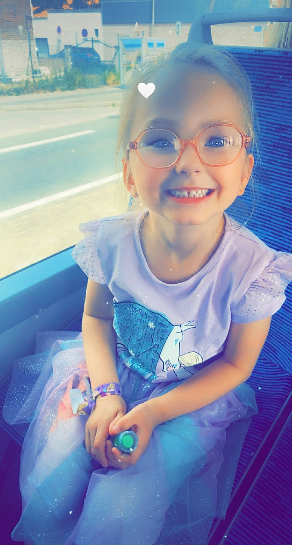 Lina a rejoint le concours — aidez-le/la à gagner de superbes lots ! azure, blue, eye, facial_expression, flash_photography, fun, glasses, hairstyle, happy, iris, joy, light, organ, person, photograph, pink, purple, skin, smile, sunlight