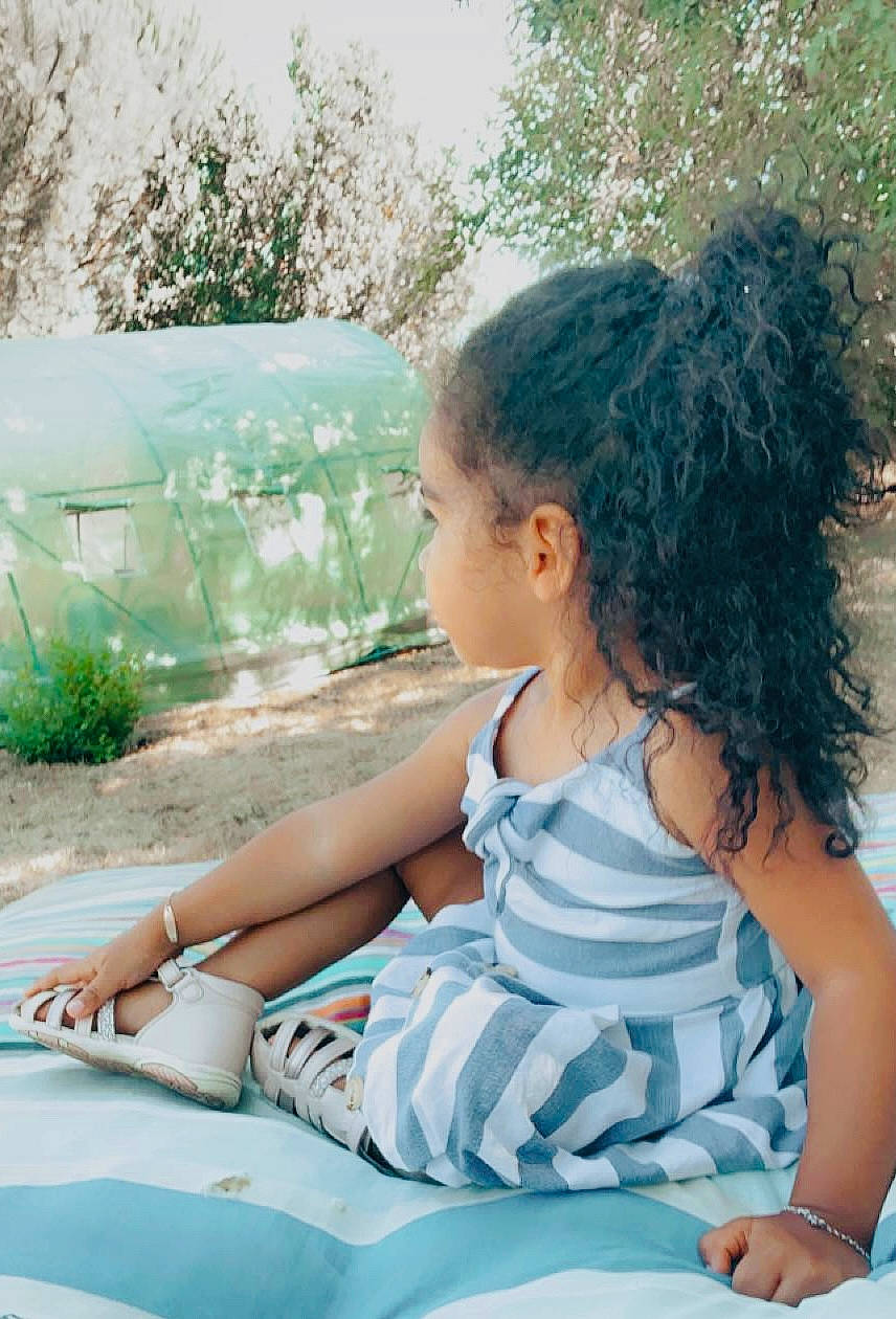 Liya participe au concours pour gagner de l'argent avec cette photo : arm, beauty, child, electric_blue, fun, grass, hairstyle, happy, human_leg, leisure, person, photograph, plant, recreation, shoulder, sitting, summer, t_shirt, thigh, toddler