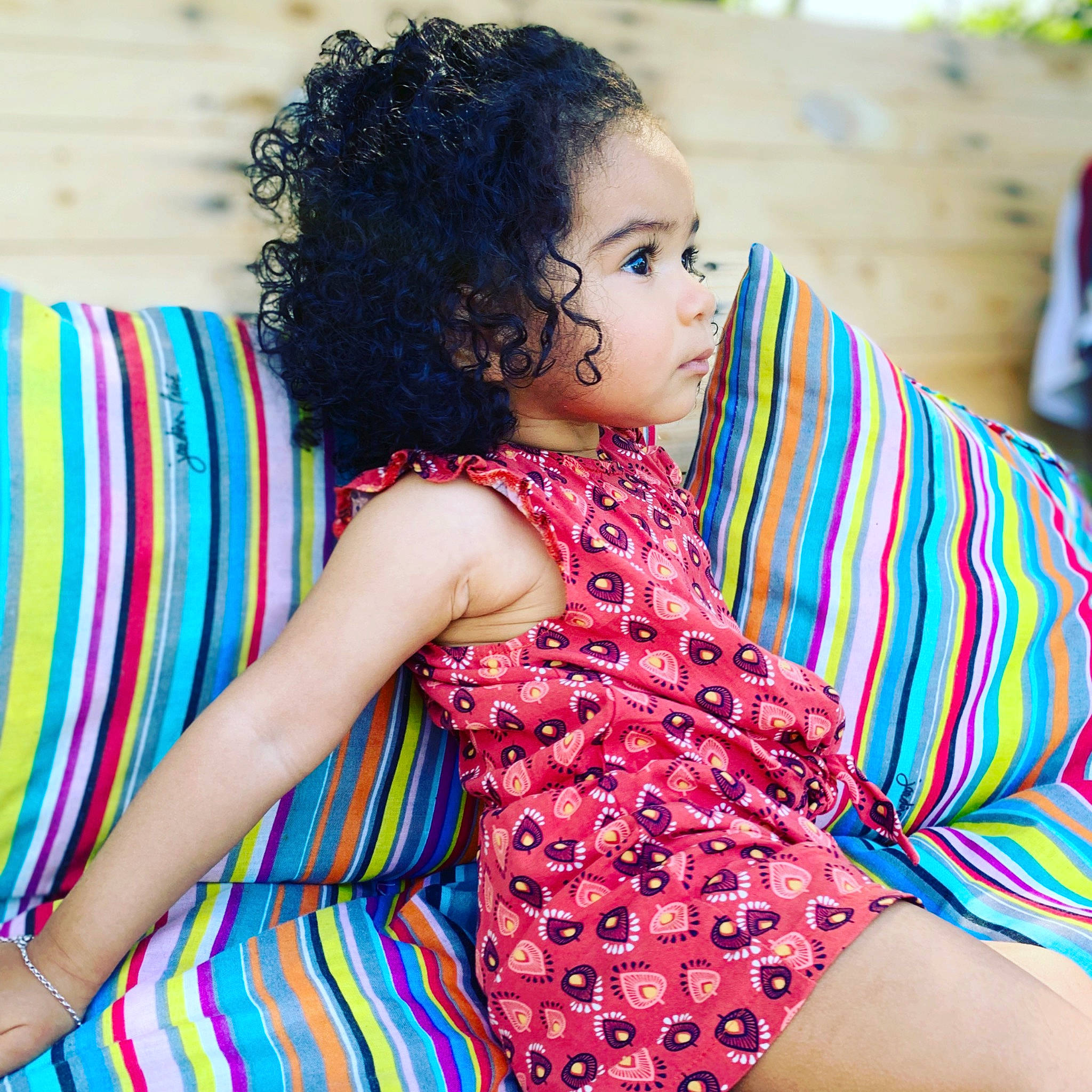 Liya participe au concours pour gagner de l'argent avec cette photo : arm, child, comfort, fashion, fashion_design, fun, hairstyle, happy, joint, leisure, magenta, neck, pattern, person, plaid, shoulder, skin, sleeve, thigh, toddler