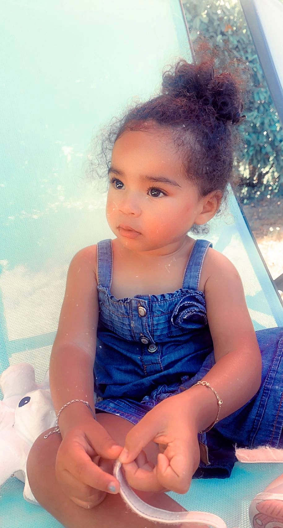 Liya a rejoint le concours — aidez-le/la à gagner de superbes lots ! azure, baby_toddler_clothing, beauty, child, dress, eye, face, facial_expression, flash_photography, fun, hair, hairstyle, happy, head, iris, long_hair, person, pink, skin, thigh