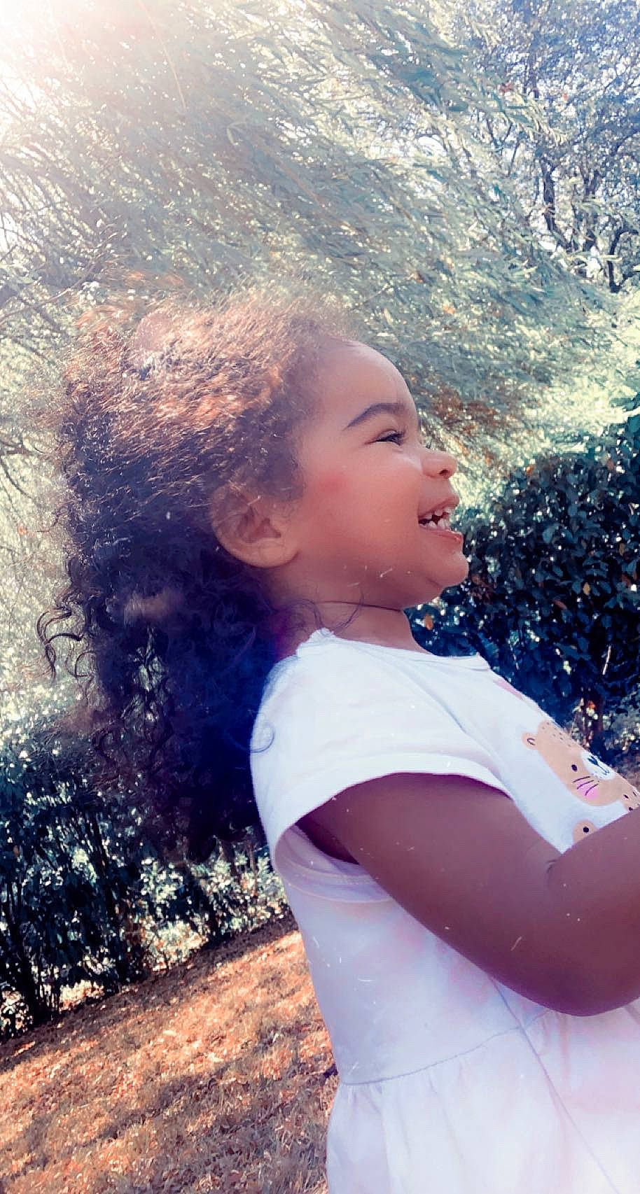 Liya participe au concours pour gagner de l'argent avec cette photo : cool, electric_blue, eye, flash_photography, grass, hairstyle, happy, head, iris, leaf, leisure, morning, nature, people_in_nature, person, plant, shoulder, smile, sunlight, tints_and_shades