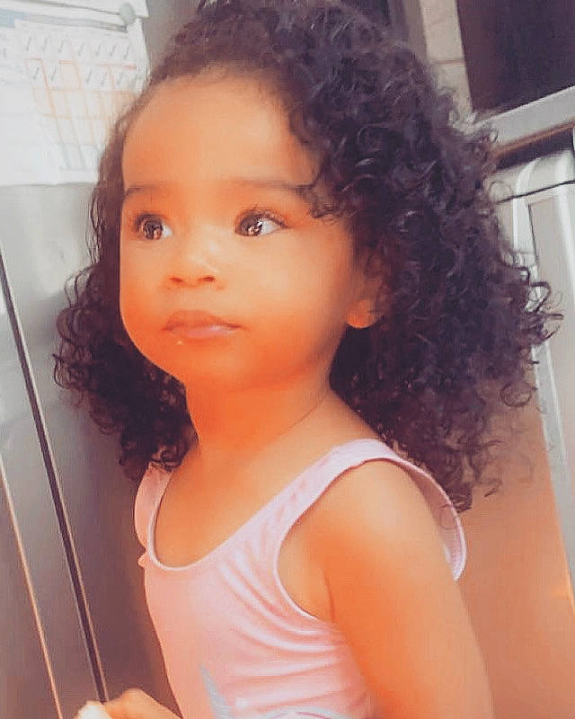 Liya a rejoint le concours — aidez-le/la à gagner de superbes lots ! active_tank, black_hair, cheek, chin, cool, eyebrow, eyelash, forehead, happy, iris, joint, lip, long_hair, neck, nose, person, ringlet, shoulder, skin, smile