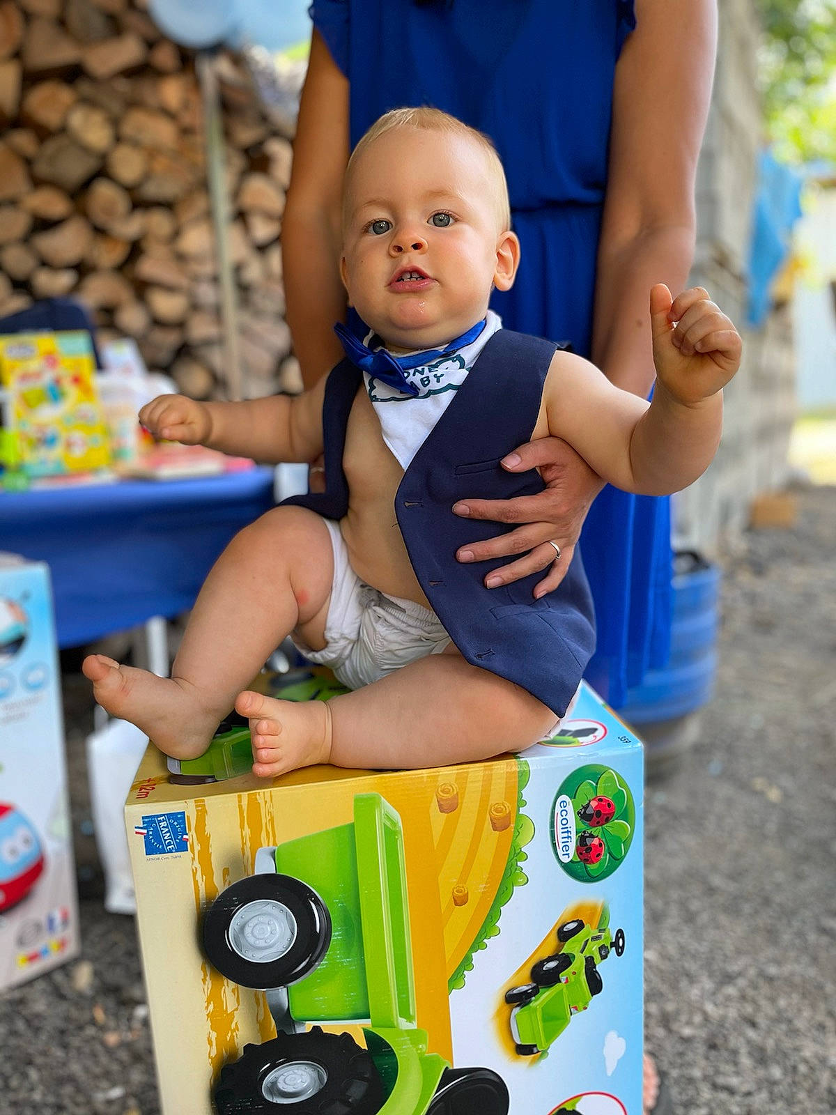 Tom participe au concours pour gagner de l'argent avec cette photo : baby, baby_products, baby_toddler_clothing, blue, child, electric_blue, event, fun, happy, leisure, person, photograph, play, shorts, sitting, t_shirt, thigh, toddler, toy, toy_vehicle