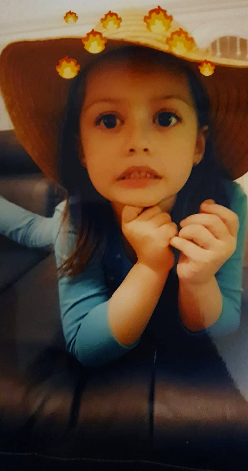 Esila a rejoint le concours — aidez-le/la à gagner de superbes lots ! beauty, brown_hair, cheek, child, chin, eye, face, fashion_accessory, finger, fun, hat, head, headgear, lip, mouth, nose, person, portrait, skin, smile