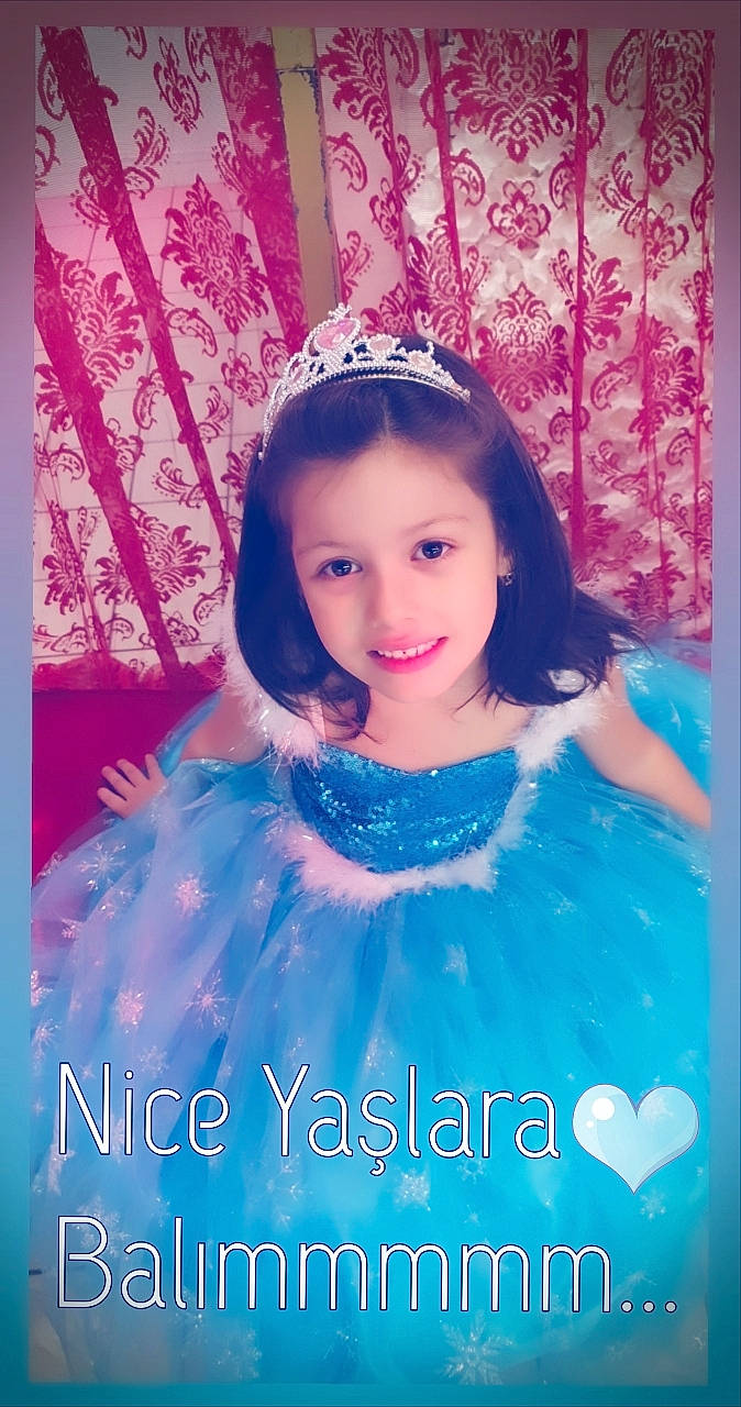 Esila participe au concours pour gagner de l'argent avec cette photo : child, hair_accessory, happy, headpiece, joy, person, photo_caption, photography, pink, smile, toddler