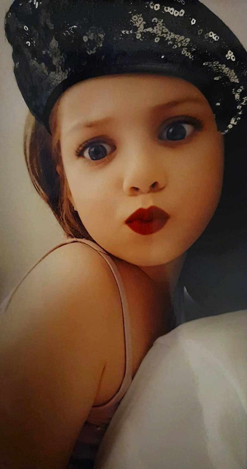 Esila participe au concours pour gagner de l'argent avec cette photo : beauty, black_hair, cheek, child, chin, doll, eye, eyebrow, eyelash, face, fashion_accessory, forehead, head, headgear, headpiece, headwear, lip, nose, person, photography