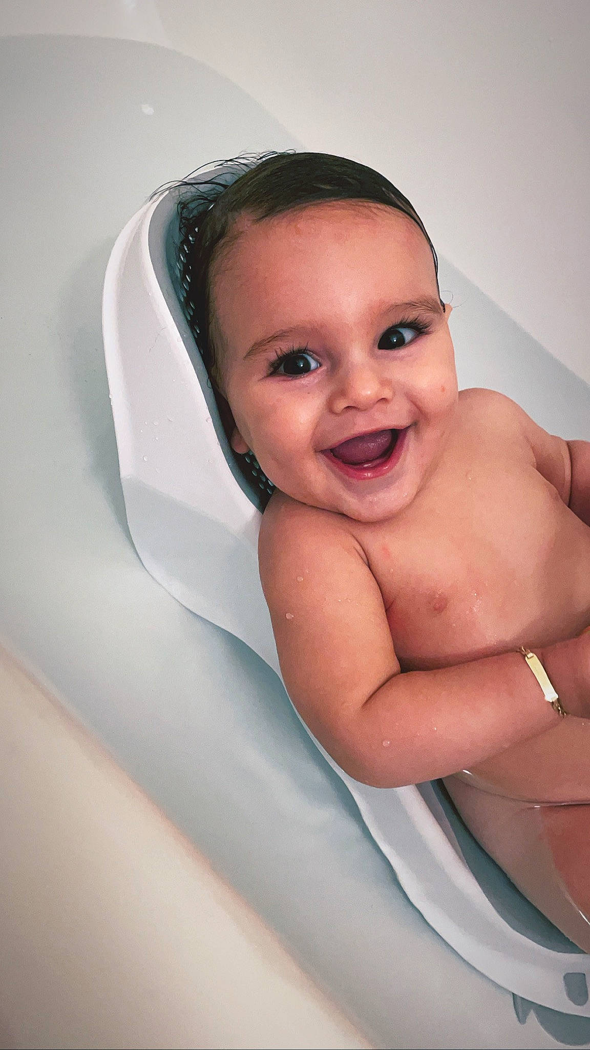 Mylann a rejoint le concours — aidez-le/la à gagner de superbes lots ! baby, baby_bathing, bathing, black_hair, cheek, comfort, ear, eye, eyelash, flash_photography, fluid, happy, iris, jaw, joy, nose, person, plumbing, plumbing_fixture, skin