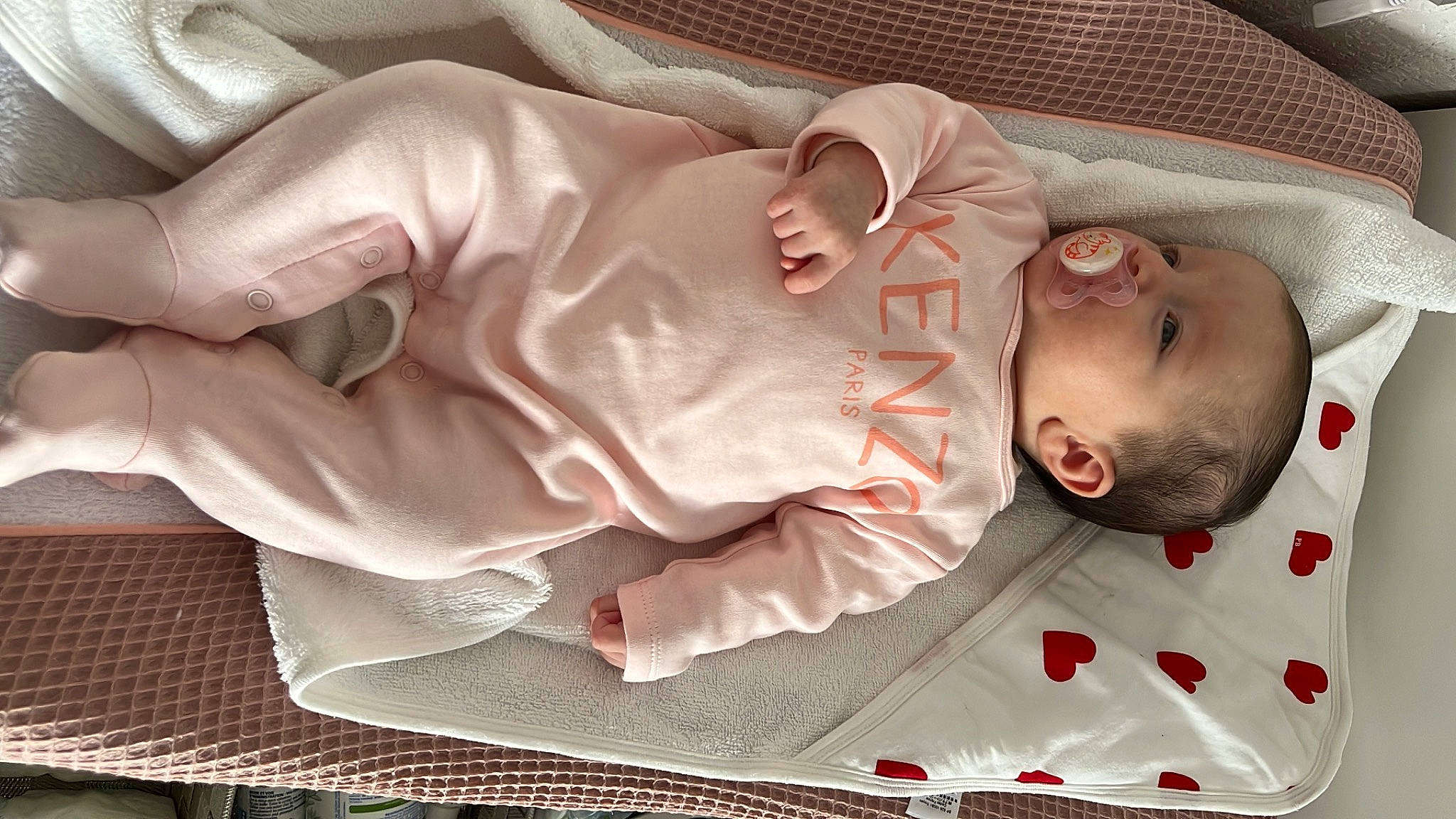 Célya participe au concours pour gagner de l'argent avec cette photo : baby, baby_products, baby_safety, baby_sleeping, baby_toddler_clothing, bedding, bedtime, child, comfort, infant_bed, linens, nap, person, room, sleep, sleeve, toddler