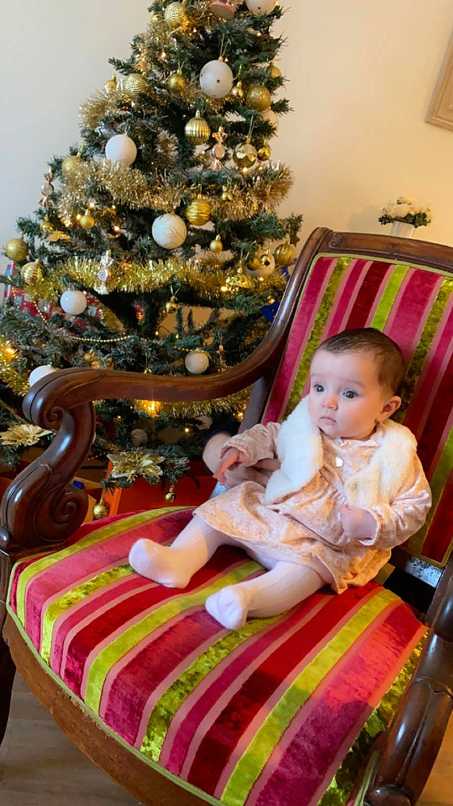 Célya participe au concours pour gagner de l'argent avec cette photo : baby, baby_toddler_clothing, beauty, christmas_decoration, christmas_ornament, christmas_tree, event, holiday, holiday_ornament, human_body, lap, organ, ornament, person, photograph, plant, red, snapshot, toddler, tree