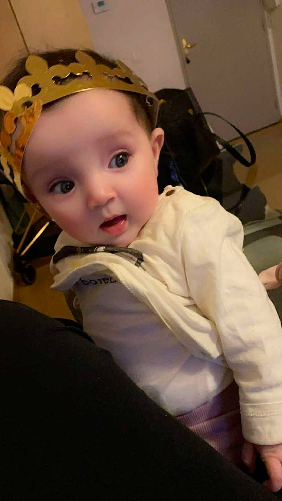 Célya a rejoint le concours — aidez-le/la à gagner de superbes lots ! baby, baby_products, baby_toddler_clothing, cheek, chin, comfort, eye, eyebrow, eyelash, fashion_accessory, fun, head, helmet, iris, lip, nose, person, sitting, skin, sleeve