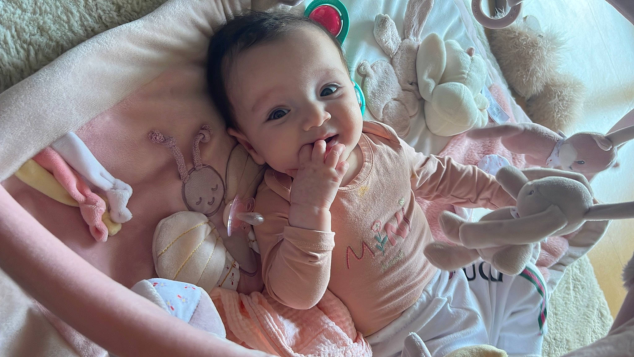 Célya participe au concours pour gagner de l'argent avec cette photo : baby, baby_toddler_clothing, cheek, child, comfort, eye, facial_expression, fun, gesture, happy, head, iris, mouth, nose, person, pink, product, skin, smile, textile