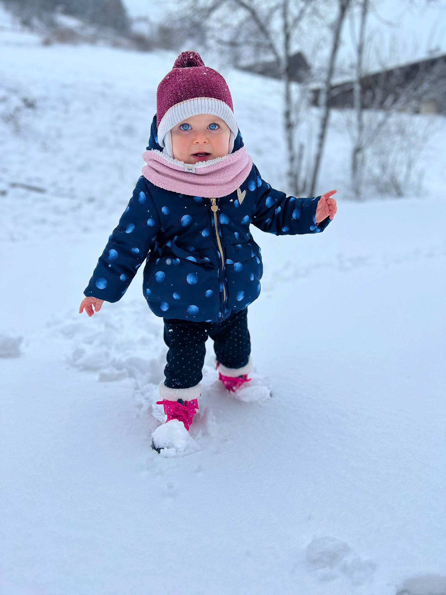 Théa a rejoint le concours — aidez-le/la à gagner de superbes lots ! baby_toddler_clothing, beanie, cap, electric_blue, freezing, fun, happy, headwear, human_body, jacket, knit_cap, magenta, pattern, people_in_nature, person, playing_in_the_snow, recreation, sleeve, snow, toddler