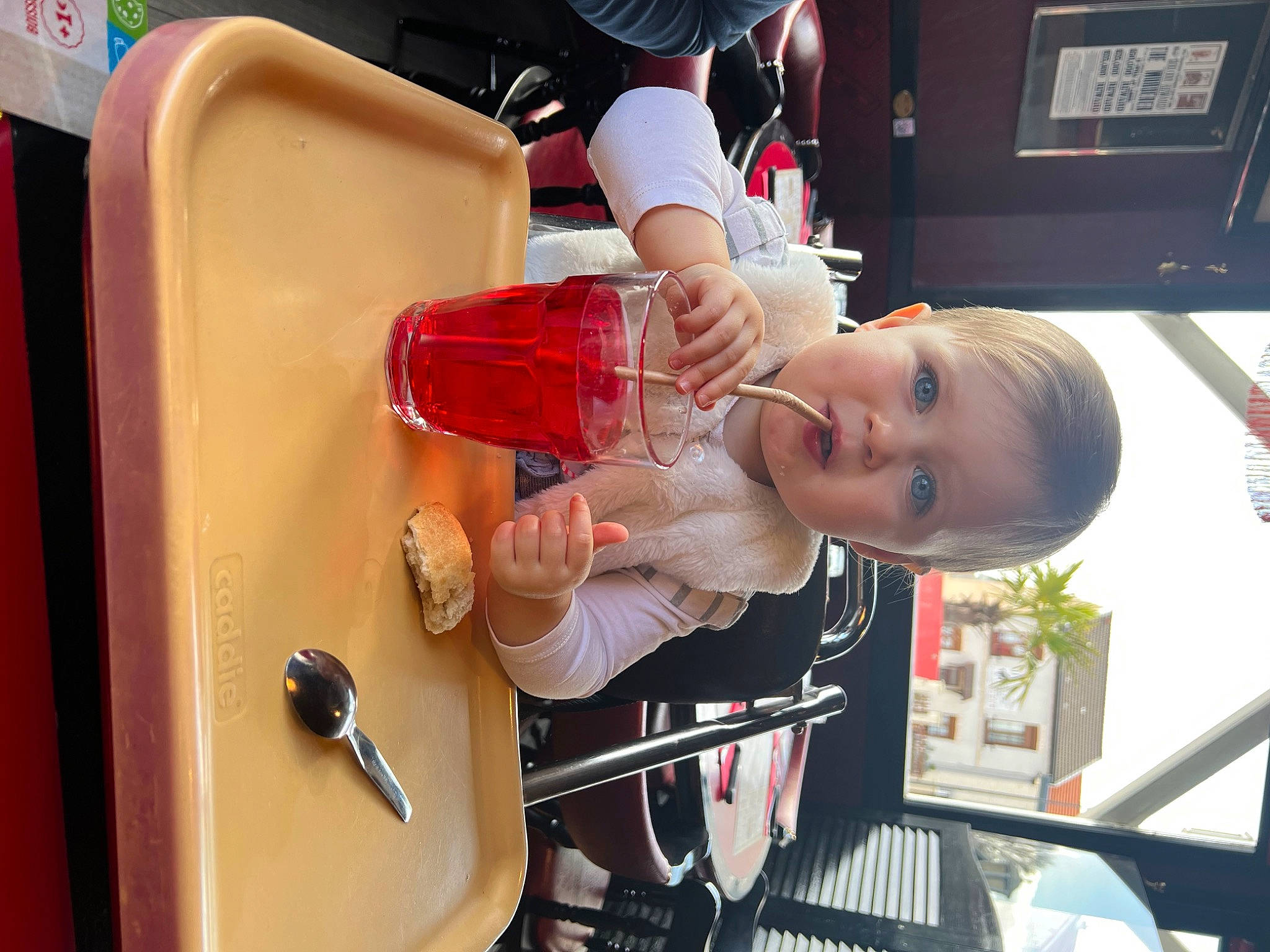 Théa participe au concours pour gagner de l'argent avec cette photo : baby, baby_products, child, drink, fun, glass, machine, person, room, toddler, toy, vehicle_door
