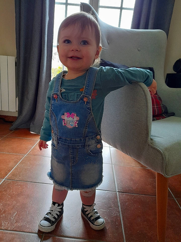 Théa participe au concours pour gagner de l'argent avec cette photo : baby, baby_toddler_clothing, cheek, chin, curtain, eye, face, facial_expression, floor, flooring, hair, hairstyle, head, joint, joy, person, shoulder, skin, sleeve, smile