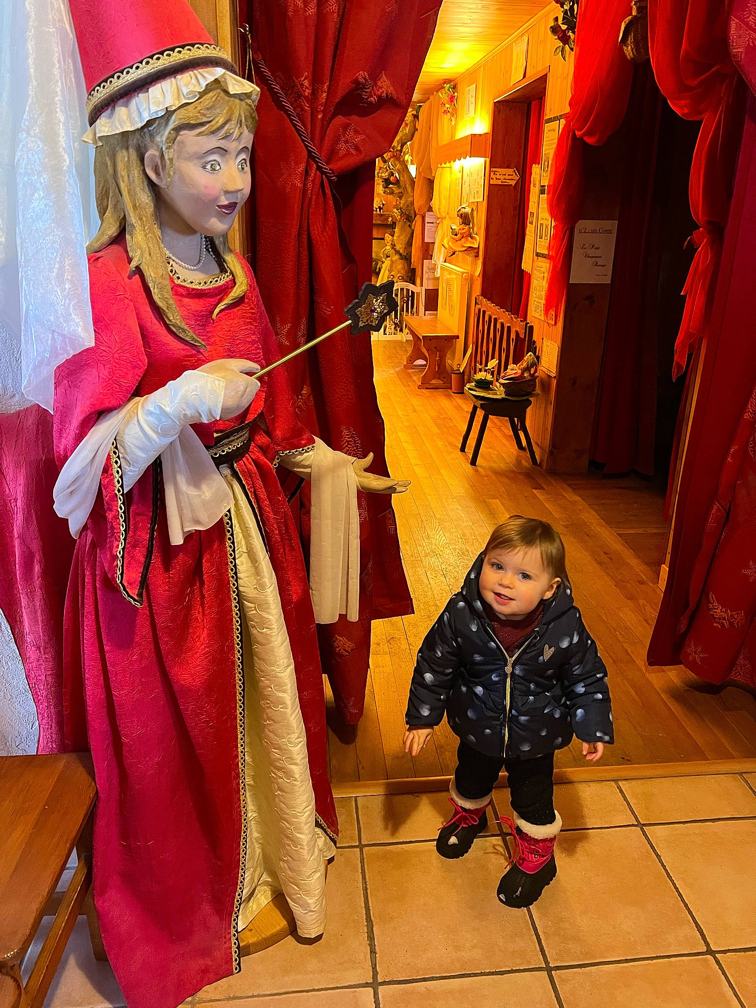 Théa a rejoint le concours — aidez-le/la à gagner de superbes lots ! baby, child, costume, curtain, event, fashion, flooring, fun, happy, history, magenta, middle_ages, organ, person, red, room, sandal, snapshot, temple, toddler