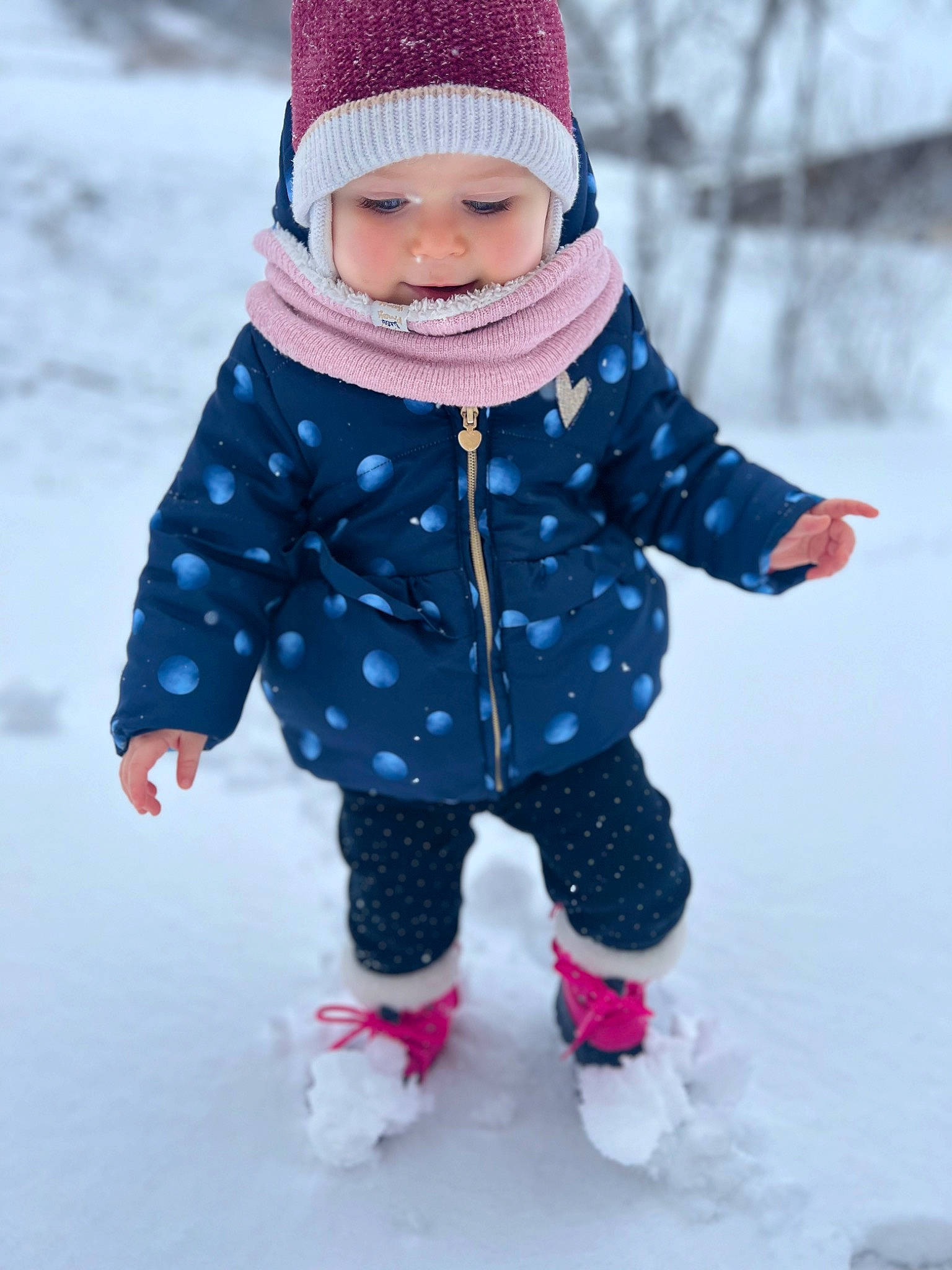 Théa participe au concours pour gagner de l'argent avec cette photo : baby, baby_toddler_clothing, cap, cheek, clothing, face, freezing, head, headwear, human_body, knit_cap, magenta, pattern, person, photograph, pink, purple, sleeve, snow, toddler