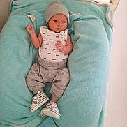 Sophiane participe au concours pour gagner de l'argent avec cette photo : baby, infant, blanket, beanie, clothing, pillow, soft, cute, newborn, lying_down, footwear, shoes, patterned_clothes, indoors, bed, resting, small_hands, face, awake, cozy