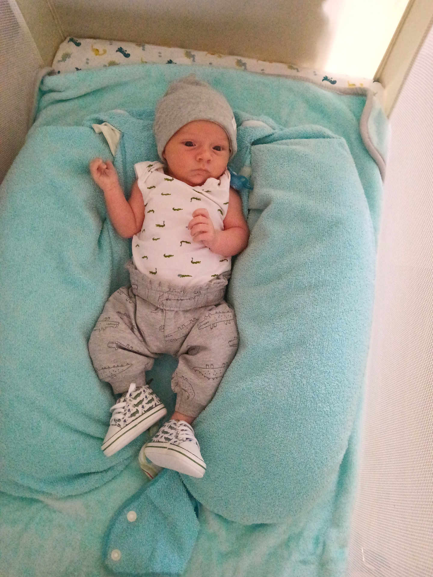 Sophiane participe au concours pour gagner de l'argent avec cette photo : baby, infant, blanket, beanie, clothing, pillow, soft, cute, newborn, lying_down, footwear, shoes, patterned_clothes, indoors, bed, resting, small_hands, face, awake, cozy