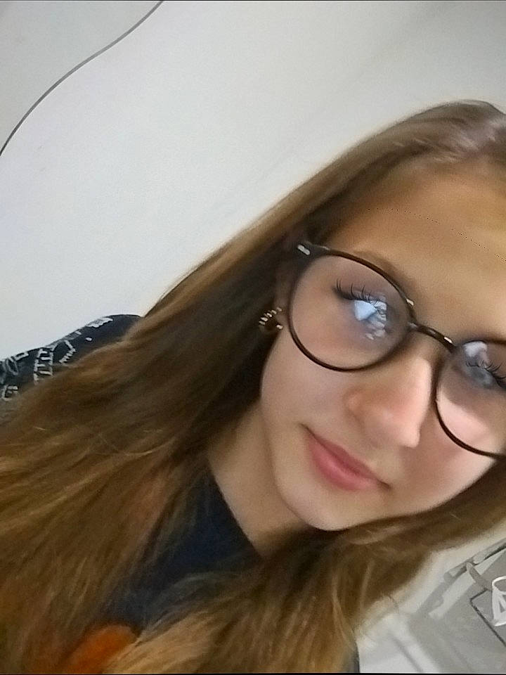 Zoé participe au concours pour gagner de l'argent avec cette photo : cheek, ear, eye_glass_accessory, eyelash, eyewear, fashion_accessory, flash_photography, glasses, happy, jaw, layered_hair, lip, liver, long_hair, nose, person, selfie, step_cutting, throat, tints_and_shades