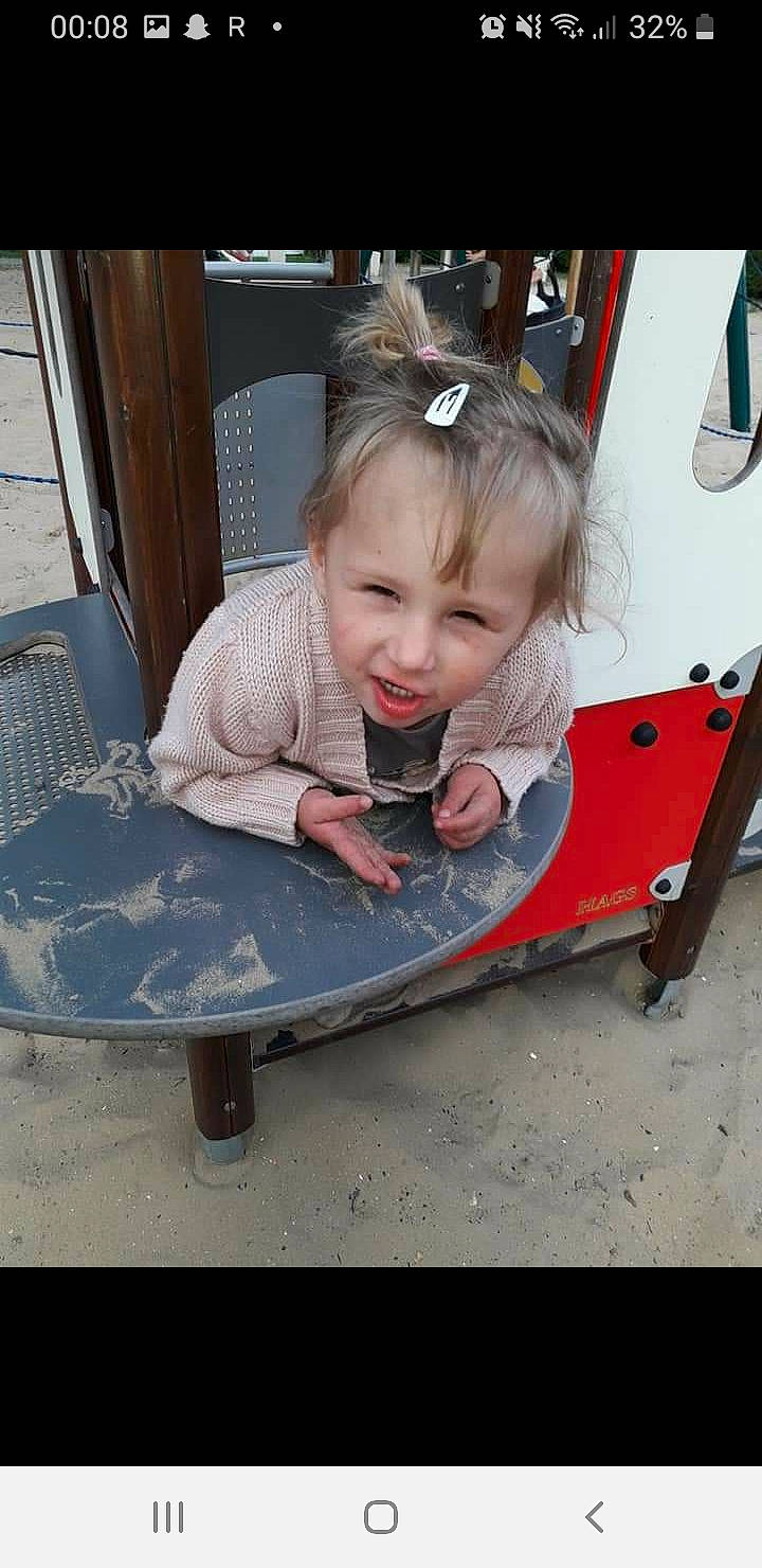 Youssera participe au concours pour gagner de l'argent avec cette photo : auto_part, automotive_exterior, baby, baby_products, baby_toddler_clothing, bumper, cheek, child, city, fun, happy, leisure, outdoor_play_equipment, person, play, recreation, sitting, smile, toddler, vacation