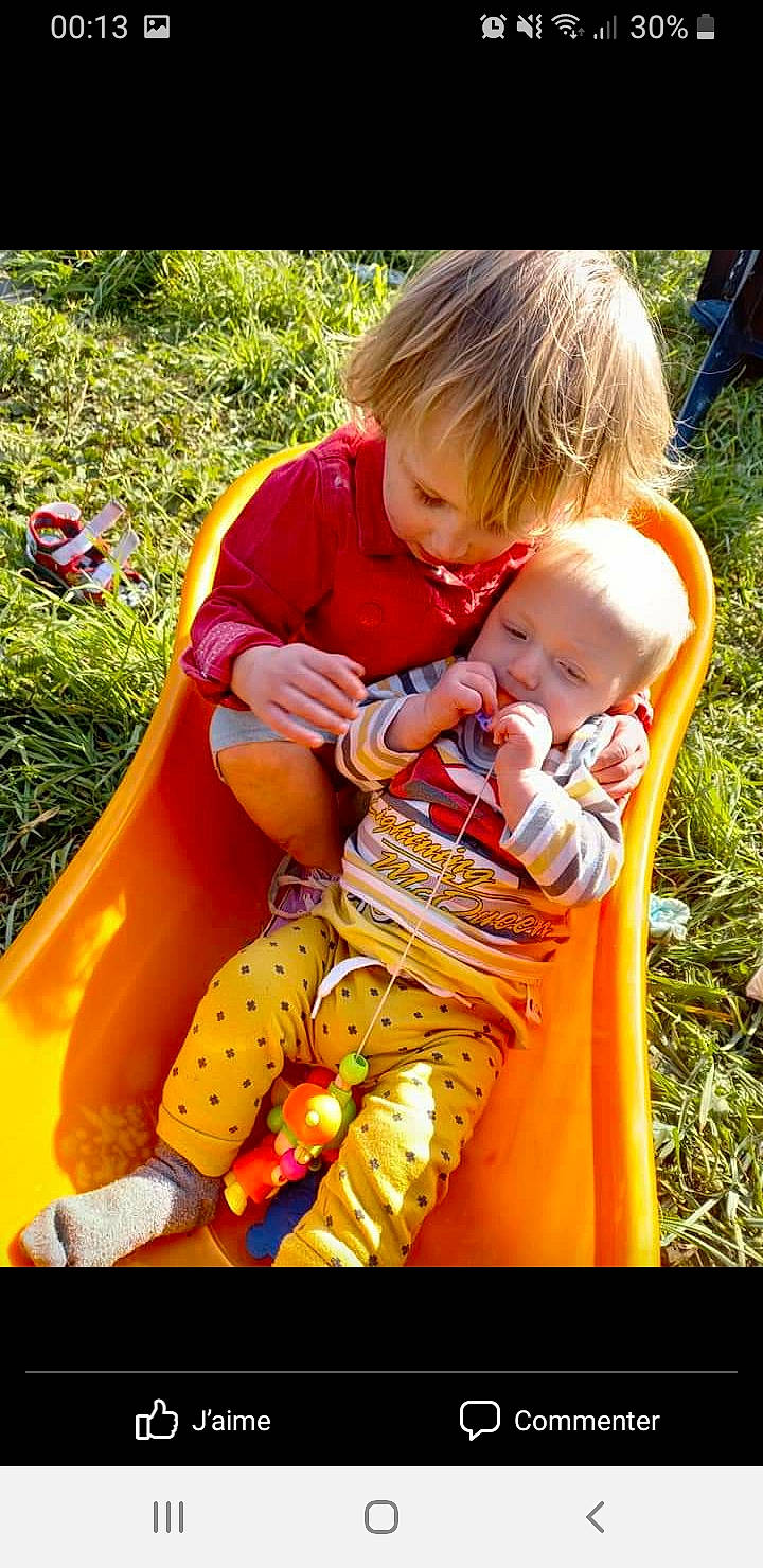 Youssera a rejoint le concours — aidez-le/la à gagner de superbes lots ! baby, baby_products, baby_toddler_clothing, child, fun, grass, happy, head, human_body, lap, leaf, leisure, people_in_nature, person, plant, play, playing_with_kids, recreation, sitting, sunglasses