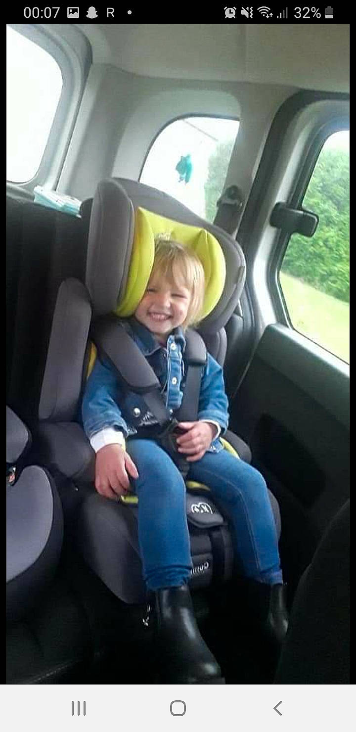 Youssera participe au concours pour gagner de l'argent avec cette photo : air_travel, auto_part, automotive_design, baby_in_car_seat, car, car_seat, car_seat_cover, comfort, electric_blue, family_car, head_restraint, joy, mode_of_transport, motor_vehicle, person, seat_belt, smile, steering_part, toddler, vehicle