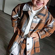 Ruby a rejoint le concours — aidez-le/la à gagner de superbes lots ! child, smile, plaid_coat, white_sweater, black_shoes, wooden_floor, indoor, happy, person, portrait, fashion, cute, standing, hands_on_hips, short_hair, buttoned_coat, warm_clothing, casual, confident, young