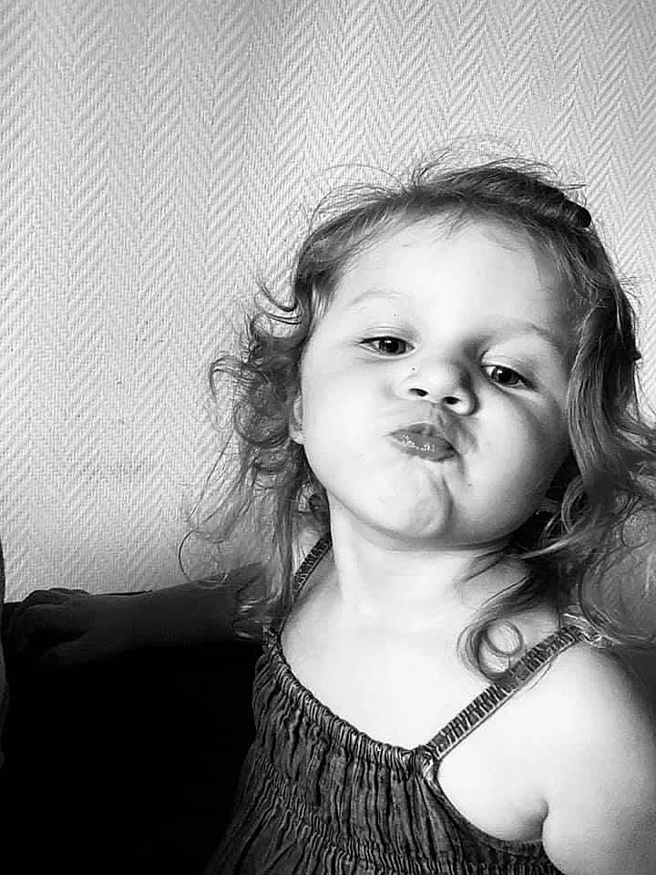 Léna a rejoint le concours — aidez-le/la à gagner de superbes lots ! arm, black, cheek, chin, eye, eyebrow, eyelash, face, flash_photography, happy, head, human_body, iris, jaw, lip, mouth, neck, nose, person, shoulder