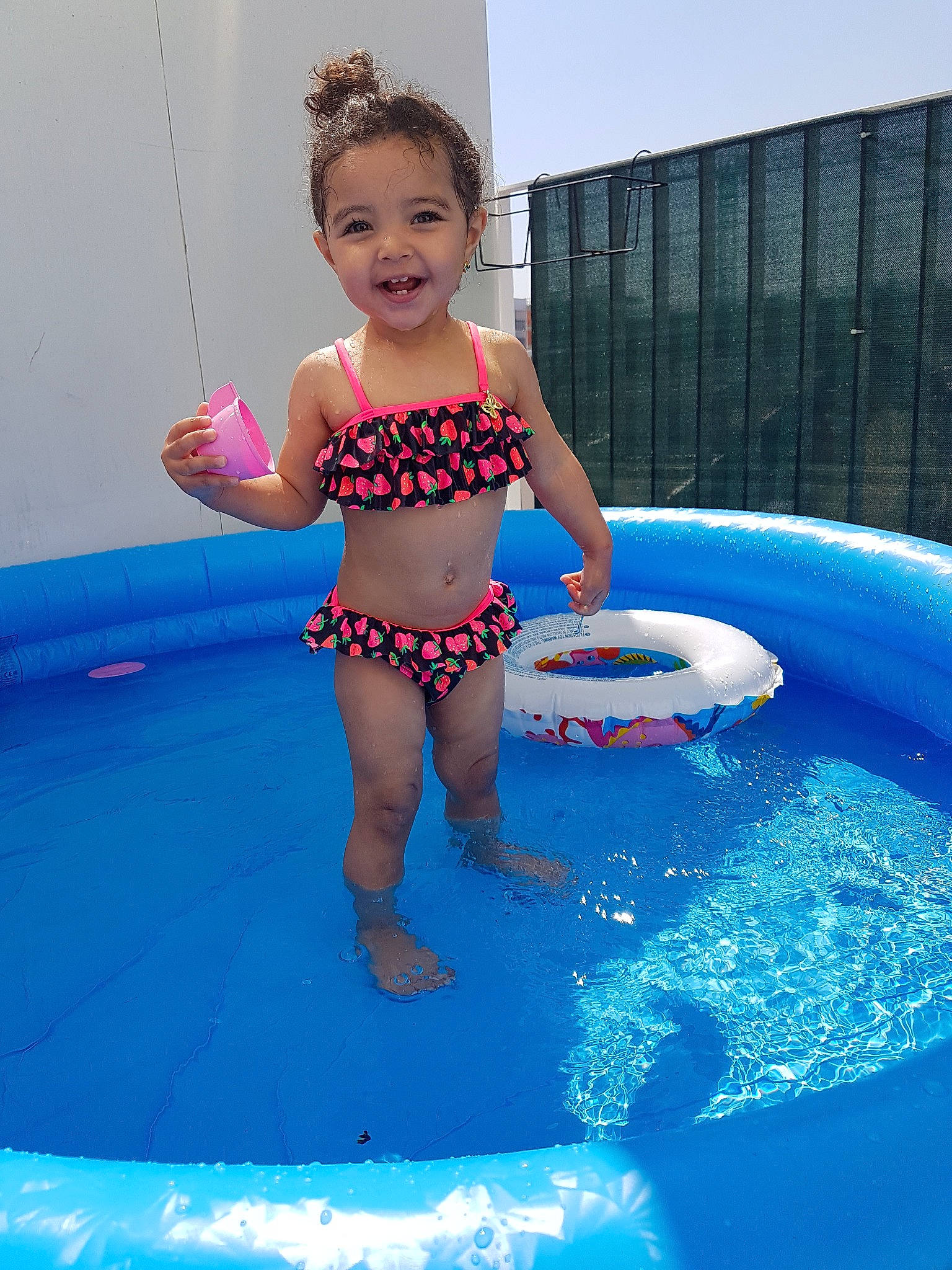 Nadia a rejoint le concours — aidez-le/la à gagner de superbes lots ! baby, bathing, child, fun, games, inflatable, joy, leisure, person, play, product, recreation, smile, summer, swimming_pool, swimwear, toddler, vacation, water