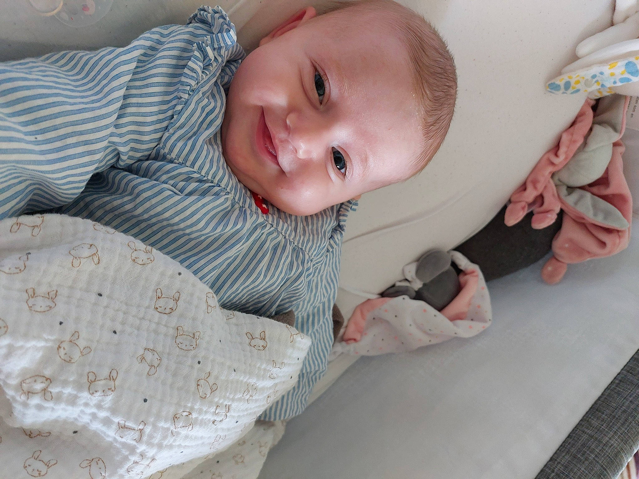 émie participe au concours pour gagner de l'argent avec cette photo : baby, baby_products, baby_safety, baby_toddler_clothing, child, comfort, eye, happy, head, human_body, infant_bed, iris, mouth, nose, pattern, person, skin, sleeve, smile, textile