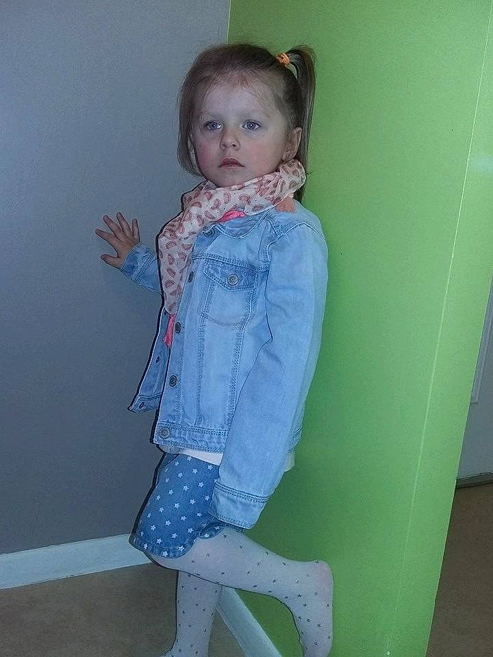 Graziela participe au concours pour gagner de l'argent avec cette photo : child, denim, jeans, leg, person, standing, textile, toddler