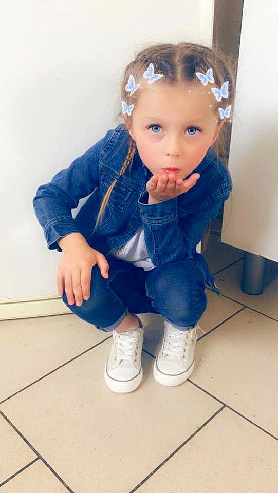 Graziela a rejoint le concours — aidez-le/la à gagner de superbes lots ! baby, blue, child, child_model, forehead, hair_accessory, headband, headgear, jeans, outerwear, person, skin, toddler