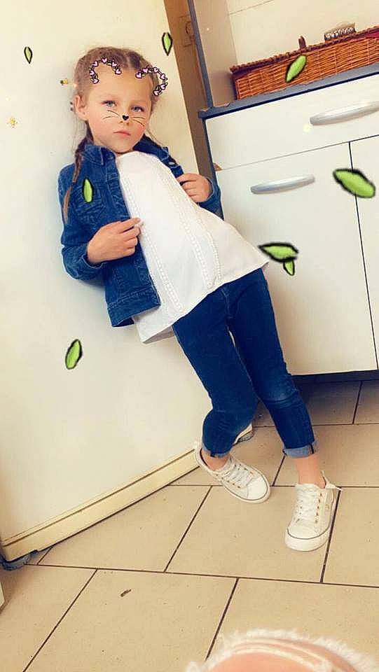 Graziela a rejoint le concours — aidez-le/la à gagner de superbes lots ! baby, child, denim, floor, flooring, jeans, leg, outerwear, person, play, pocket, shoe, skin, sleeve, standing, toddler, trousers, uniform