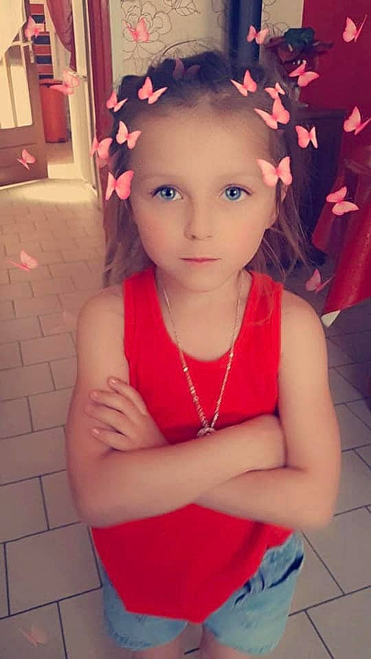 Graziela a rejoint le concours — aidez-le/la à gagner de superbes lots ! beauty, cheek, child, child_model, ear, face, forehead, hair, hair_accessory, head, headband, headpiece, person, skin, smile, toddler