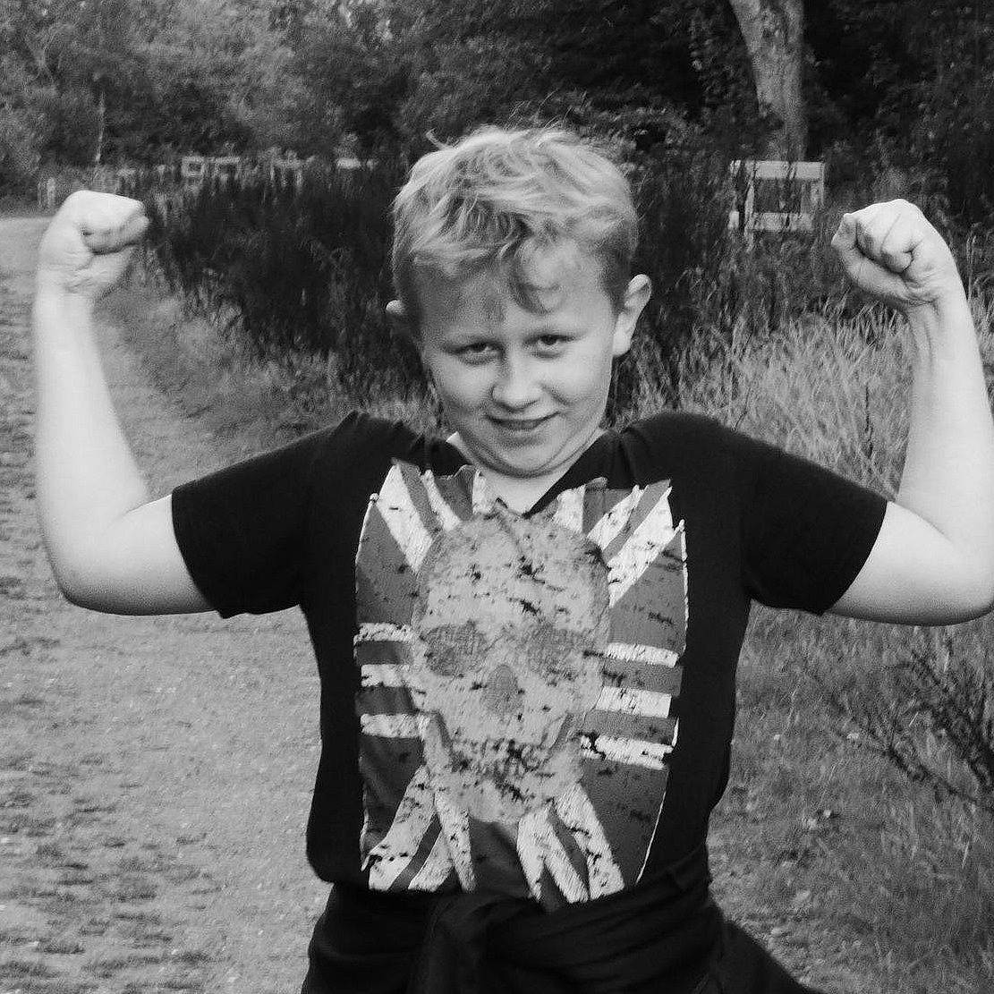 Lucas participe au concours pour gagner de l'argent avec cette photo : arm, black_and_white, child, gesture, hand, happy, joy, monochrome, person, photograph, photography, portrait, smile