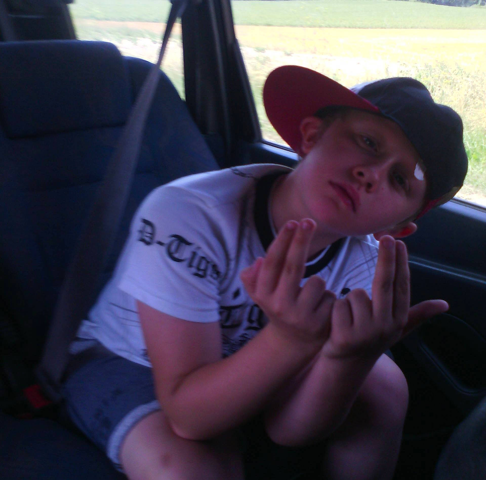 Lucas a rejoint le concours — aidez-le/la à gagner de superbes lots ! auto_part, automotive_design, automotive_exterior, baseball_cap, cap, car_seat, comfort, elbow, electric_blue, eyewear, family_car, finger, fun, hat, head_restraint, headwear, leisure, mouth, person, shoulder