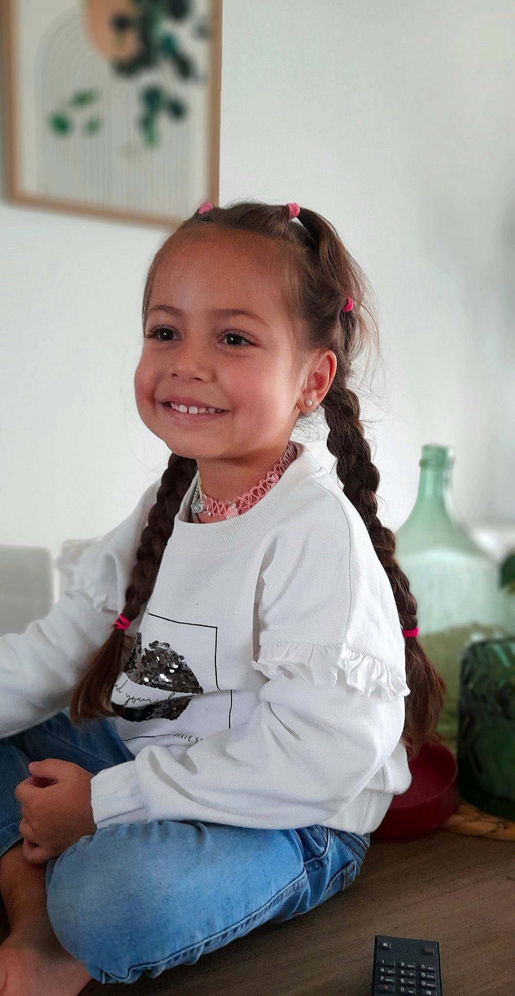 Lyah participe au concours pour gagner de l'argent avec cette photo : cheek, child, clothing, denim, event, fashion_accessory, flash_photography, fun, gesture, happy, jewellery, joy, neck, necklace, person, picture_frame, shoulder, sitting, skin, sleeve