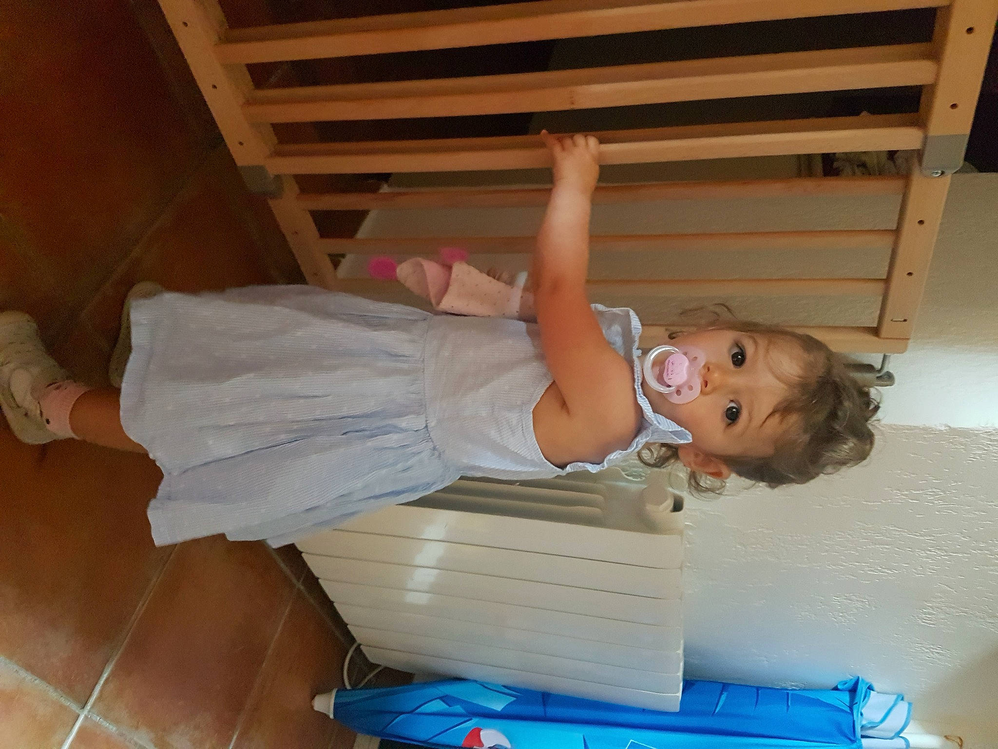 Agathe a rejoint le concours — aidez-le/la à gagner de superbes lots ! baby, baby_products, baby_toddler_clothing, child, cleanliness, comfort, elbow, electric_blue, floor, flooring, foot, hardwood, human_leg, knee, person, room, thigh, toddler, wood, wrist