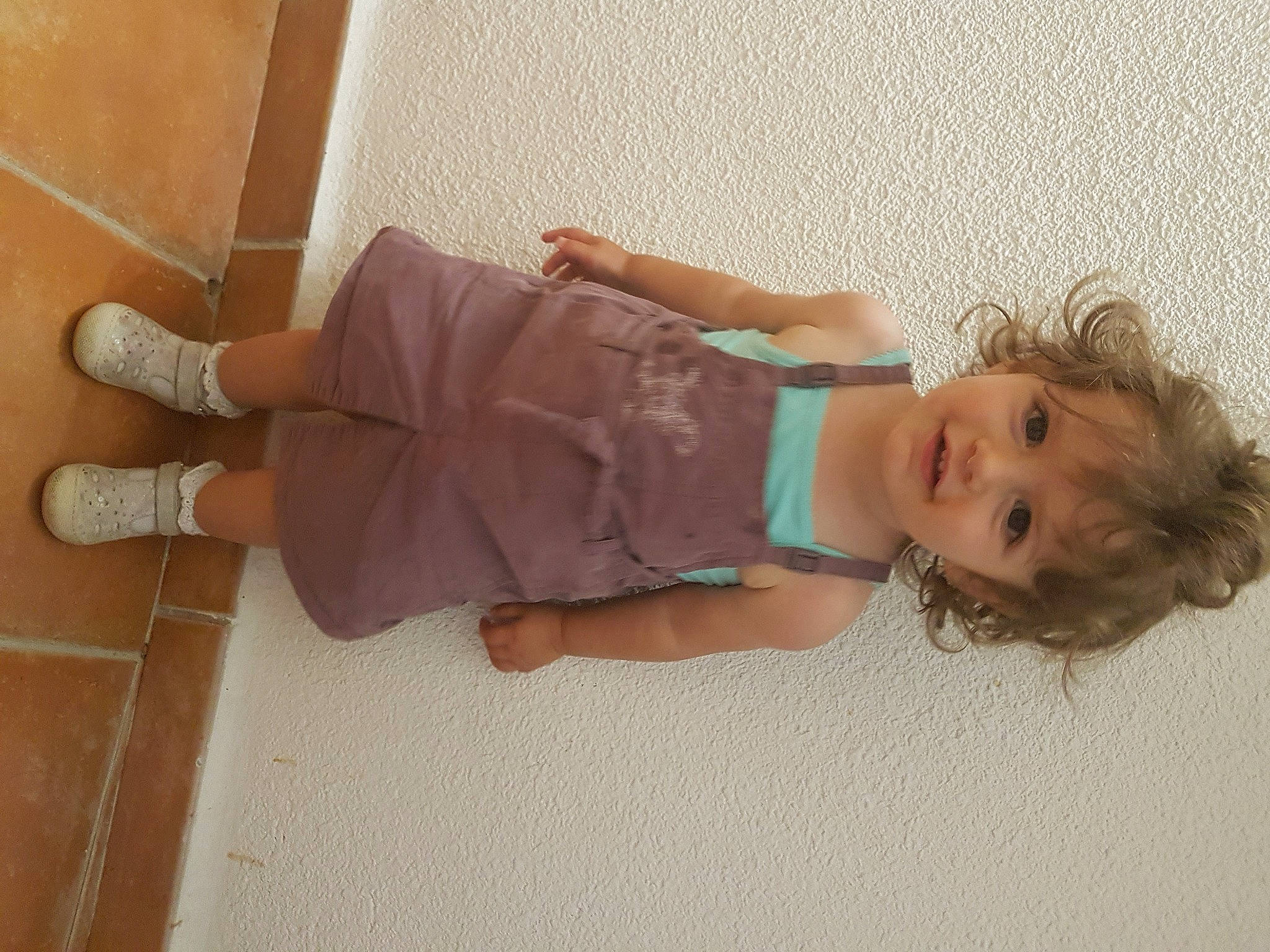 Agathe participe au concours pour gagner de l'argent avec cette photo : baby_toddler_clothing, child, comfort, elbow, floor, flooring, foot, fun, hardwood, human_leg, joint, knee, leg, person, room, sandal, skin, sock, thigh, toddler