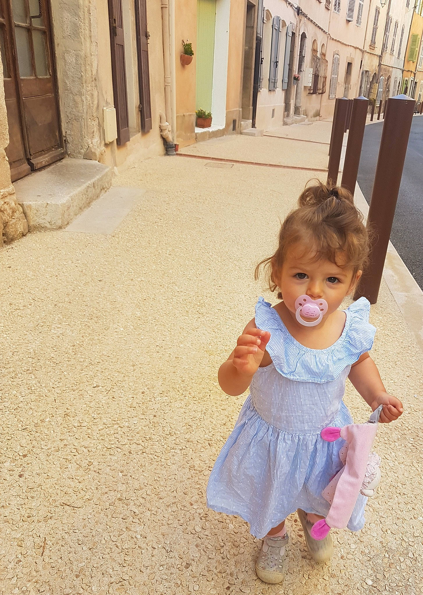 Agathe a rejoint le concours — aidez-le/la à gagner de superbes lots ! baby, baby_toddler_clothing, child, door, dress, flooring, fun, gesture, grass, happy, leisure, magenta, people_in_nature, person, pink, skin, smile, snapshot, standing, toddler