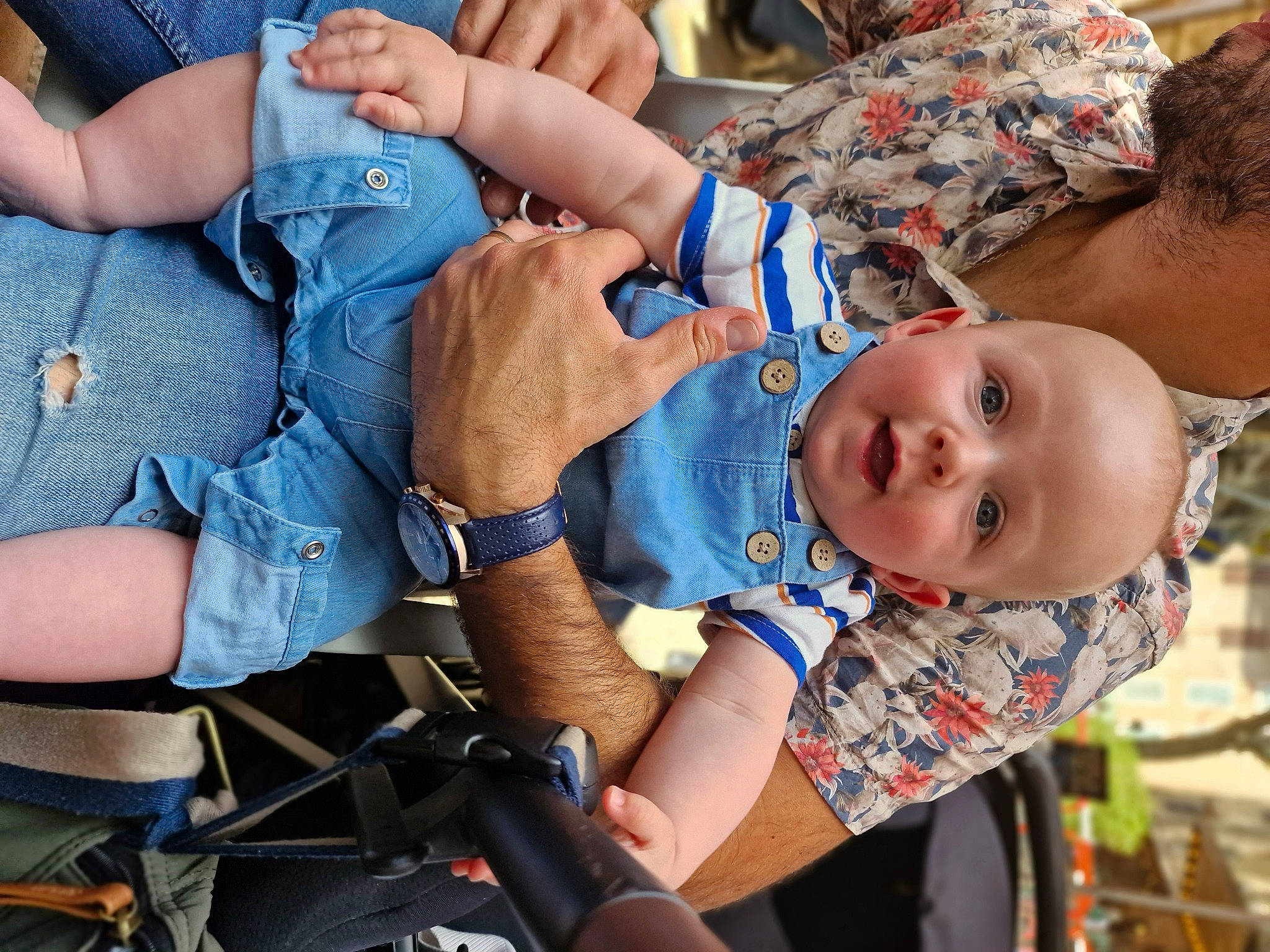 Matis a rejoint le concours — aidez-le/la à gagner de superbes lots ! arm, baby, baby_products, bicycle_handlebar, blue, child, elbow, electric_blue, finger, gesture, hand, happy, joint, leisure, person, product, recreation, shorts, thumb, toddler