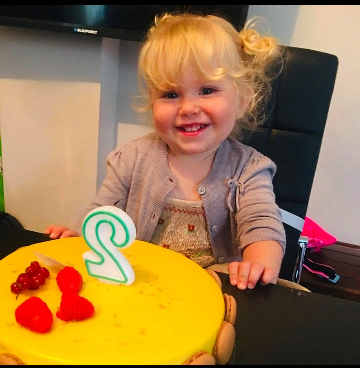 Rose participe au concours pour gagner de l'argent avec cette photo : baked_goods, birthday_cake, cake_decorating, child, cuisine, dish, dress, event, food, fun, happy, icing, ingredient, joy, person, plate, recipe, sharing, smile, table