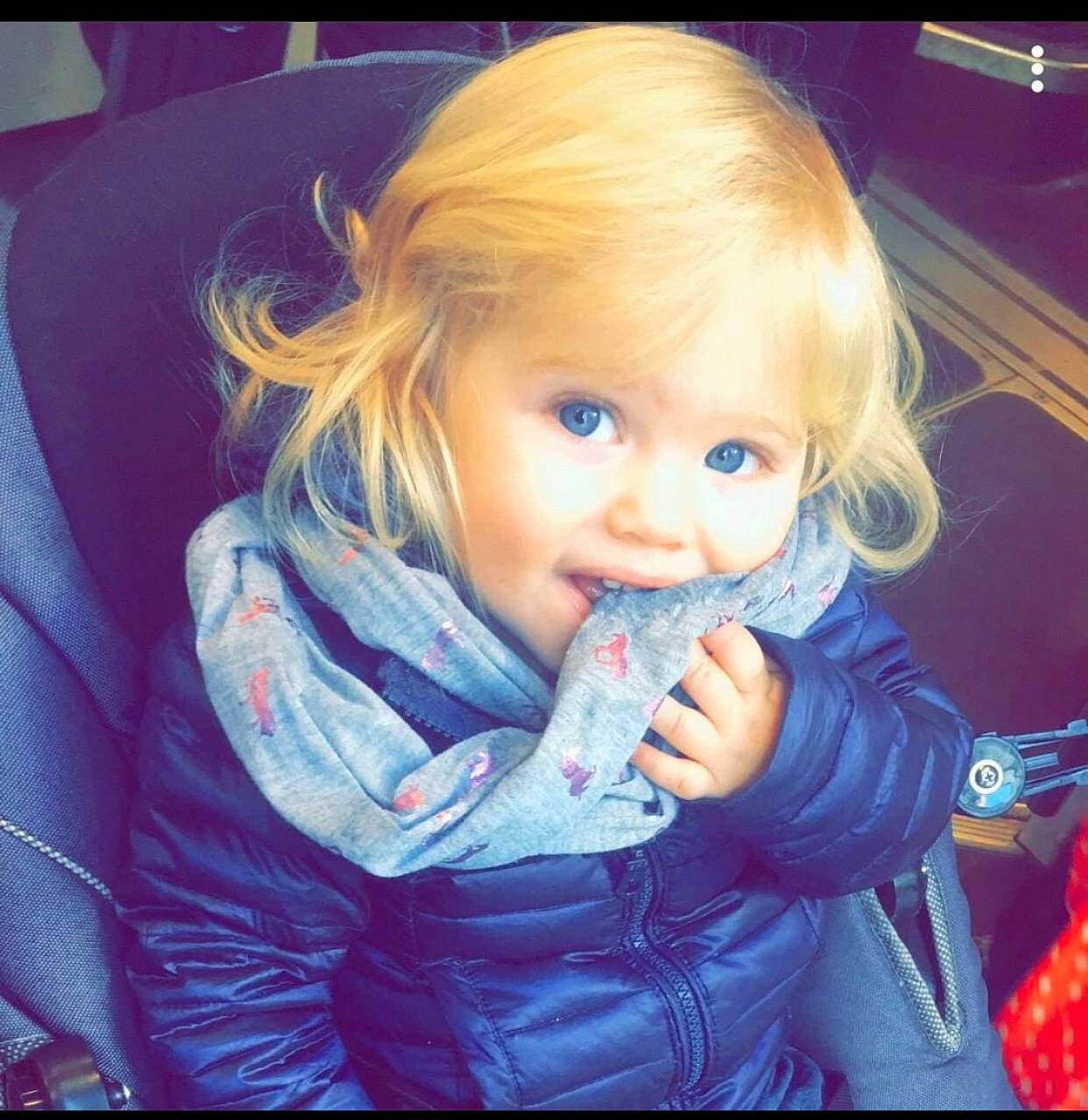 Rose a rejoint le concours — aidez-le/la à gagner de superbes lots ! baby_toddler_clothing, cheek, chin, cool, eye, eyebrow, eyelash, face, gesture, happy, head, iris, lip, mouth, nose, person, skin, sleeve, smile, toddler